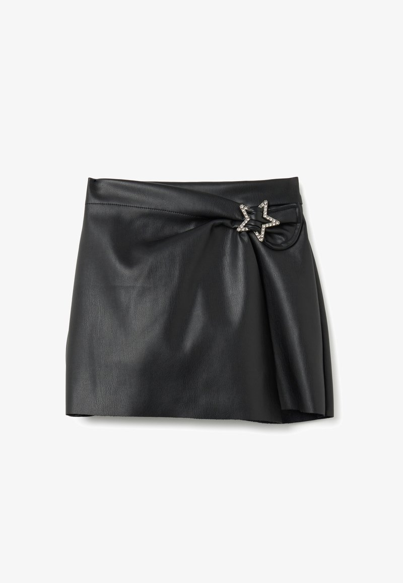 Gonna mini in ecopelle nera con un dettaglio arricciato sul lato sinistro fissato da una fibbia a forma di stella in strass.