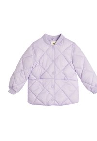 Lilla quiltet jakke med rund halsudskæring, ribbede manchetter og frontknapper. Har diamantformet stitching for tekstur.