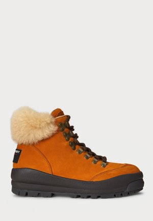 POLO SPORT SUEDE & SHEARLING HIKING BOOT - Lace-up ankle boots - curry brown