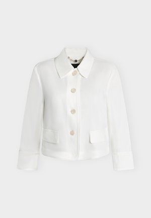 Veste blanche courte avec large col, quatre boutons devant, poches à rabat et manches longues sur fond uni.