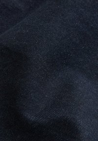 Donkerblauwe stof met een gladde textuur en een subtiele glans, voorzien van een fijne ribbelpatroon over het oppervlak.