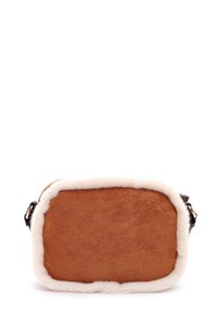 Borsa a tracolla in finta pelle scamosciata marrone con morbido bordo in finta pelliccia bianca e hardware nero. Forma rettangolare con chiusura a zip. Design compatto.