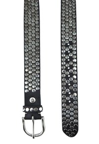Cinturón de cuero negro con tachuelas circulares plateadas dispuestas en filas, con una hebilla de metal y detalle de broche en el extremo.
