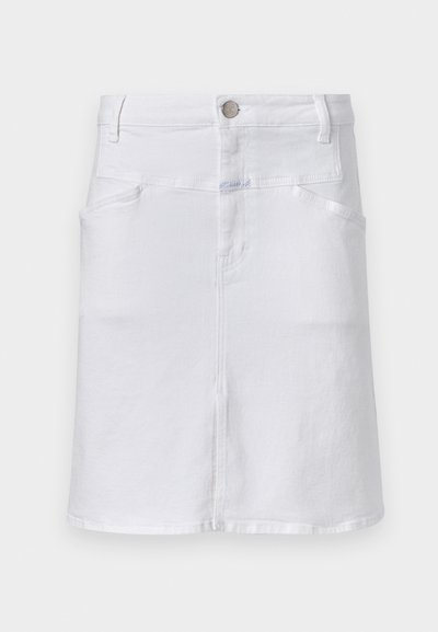 Balta džinsa svārki ar taisnu griezumu, kas aprīkoti ar divām priekšējām kabatām, centrālo šuvi, pogu aizdari un smalku tekstūru.