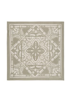 Quadratischer beiger Schal mit weißen Blumen- und Paisley-Mustern, die sich um ein symmetrisches Design zentrieren. In der Ecke ist "Marc O'Polo DENIM" aufgedruckt.