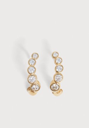 Boucles d'oreilles créoles en or, chacune sertie de cinq pierres précieuses rondes et transparentes de tailles croissantes de haut en bas.