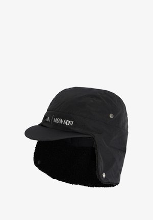 Gorro de invierno negro con ala plana, forro interior suave de forro polar y detalle de logotipo. Presenta orejeras para mayor calidez y acentos metálicos.