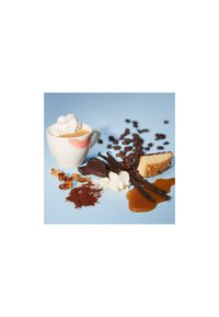 Kopp med pisket krem og et leppestiftmerke, omgitt av sjokolade, karamell, vaniljestenger, kaffebønner, nøtter og kakaopulver på lys blå bakgrunn.