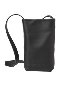 Czarna skórzana torebka na ramię o gładkiej fakturze, prostokątnym kształcie, regulowanym pasku oraz wytłoczonym logo marki z przodu.