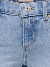 Světle modré džínové kalhoty zblízka zobrazující knoflík, poutko na opasek, zapínání na zip a detaily švů předního kapsy.