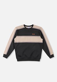 Μαύρο φούτερ με μπεζ και γκρι οριζόντιες ρίγες, στρογγυλή λαιμόκοψη και ραβδωτές μανσέτες. Φέρει το λογότυπο «Riviera» σε κόκκινο χρώμα στο μπροστινό μέρος.