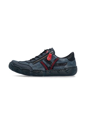 Chaussure décontractée bleu foncé profil bas avec semelle noire, couture en zigzag rouge, fermeture éclair sur le côté et languette rouge près des lacets.