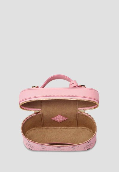 Petit sac à main ovale rose avec fermeture éclair dorée, poignée unique et intérieur doux marron, ouvert pour montrer l'espace vide et la petite étiquette de logo à l'intérieur.