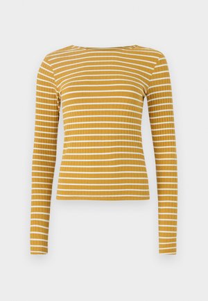 Maglia a maniche lunghe a coste di colore giallo senape con strisce orizzontali bianche. Presenta un collo a giro e una silhouette aderente. Texture liscia.