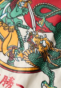 Illustration med en drage og en kriger, levende farver i grøn, orange og rød, med intrikate skæl og detaljerede ansigtstræk.