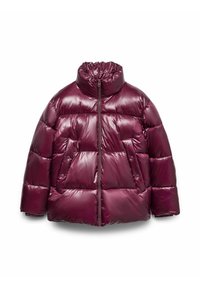 Burgundyröd pufferjacka med hög krage, glänsande yta, dragkedjestängning och fyrkantig design med kviltade sektioner och tryckknappsfickor.