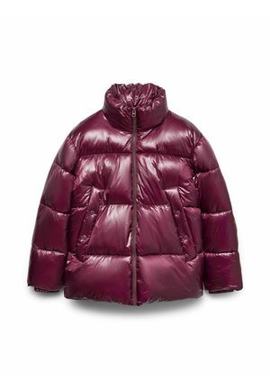Burgundowa kurtka puchowa z wysokim kołnierzem, błyszczącą teksturą, zamek błyskawiczny i prostokątny fason z pikowanymi sekcjami oraz kieszeniami na napy.