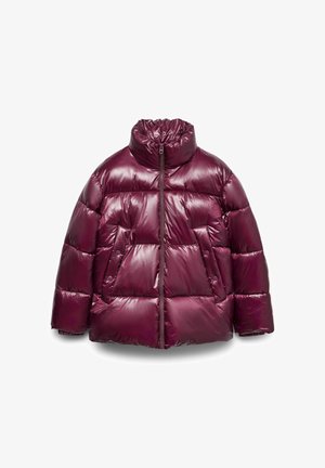 Burgundowa kurtka puchowa z wysokim kołnierzem, błyszczącą teksturą, zamek błyskawiczny i prostokątny fason z pikowanymi sekcjami oraz kieszeniami na napy.