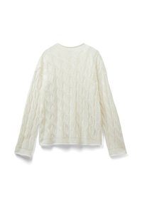 Pletený bílý svetr s texturovaným kabelovým vzorem, kulatým výstřihem a dlouhými rukávy. Tkanina vypadá měkká a lehká.