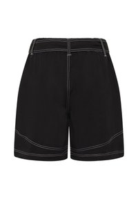 Shorts noirs avec surpiqûres contrastantes blanches, passants pour ceinture, et détails de coutures courbes près de l'ourlet, montrés de dos sur un fond blanc.