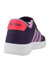 Baskets violettes avec des accents roses et trois bandes. Dotées d'une tige texturée, d'un col rembourré et d'une semelle en caoutchouc blanche. Marquage visible au talon.