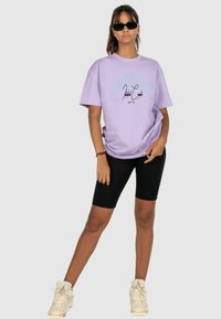 MJ Gonzales INTERNATIONAL X HEAVY OVERSIZED - T-shirt con stampa - lilac