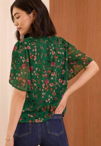 Love & Roses FLORAL PRINTED DOBBY FLUTTER SLEEVE BLOUSE - REGULAR FIT - Palaidinė - green floral