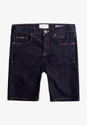 Shorts en denim bleu foncé avec une coupe droite, dotés de cinq poches, d'accents de couture marron et d'une étiquette de marque sur la taille.