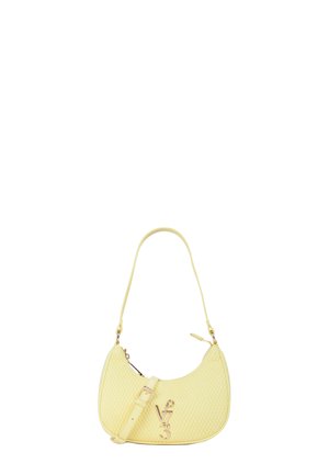 Piccola borsa gialla trapuntata con forma curva, manico corto, tracolla regolabile e ciondolo con logo V73 in tinta oro sulla parte frontale.