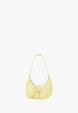 Piccola borsa gialla trapuntata con forma curva, manico corto, tracolla regolabile e ciondolo con logo V73 in tinta oro sulla parte frontale.