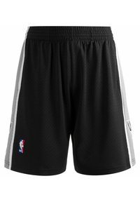 Shorts de basketball noirs avec un tissu en mesh respirant, taille élastique, rayures grises sur les côtés, et un logo NBA sur la jambe gauche.