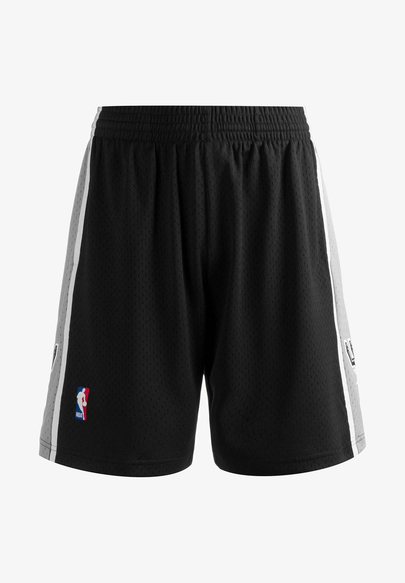 Shorts de basketball noirs avec un tissu en mesh respirant, taille élastique, rayures grises sur les côtés, et un logo NBA sur la jambe gauche.
