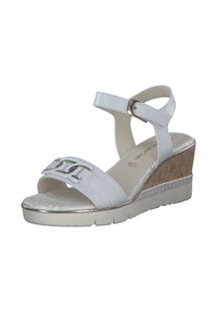 Witte wedge sandalen met glanzende synthetische banden, verstelbare enkelgesp, kurk-textuur wedge en metallic accenten aan de voorkant.