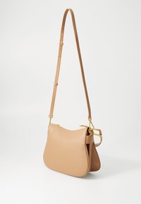 Borsa a tracolla in pelle color tan con forma curva, dettagli in metallo dorato, tracolla regolabile e superficie testurizzata. Zip nella parte superiore.