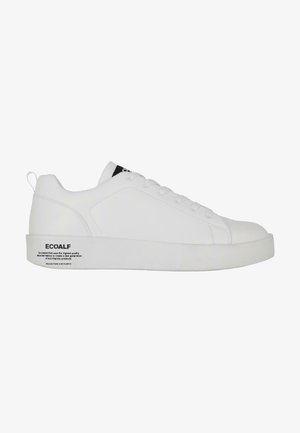 Baltas sneakers ar gludu ādas augšdaļu, zemu dizainu, piecām acīm un biezu baltu zoli; ar melnu logotipa birku uz mēles.