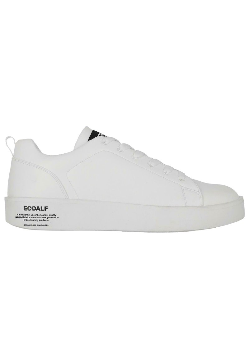 Hvide sneakers med en glat læderoverdel, lavt design, fem snørehuller og en tyk hvid sål; har et sort logo mærke på tungen.