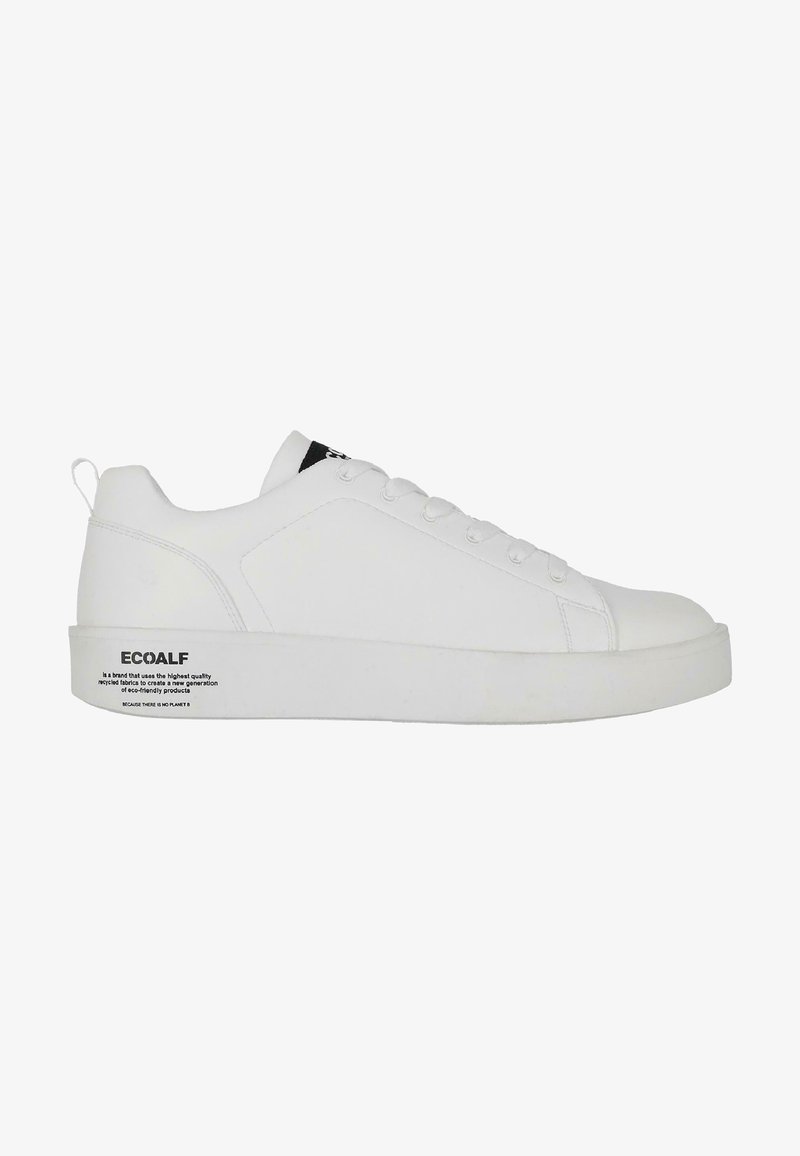 Weißer Sneaker mit einem glatten Lederobermaterial, niedrigem Design, fünf Ösen und einer dicken weißen Sohle; ausgestattet mit einem schwarzen Logo-Tag an der Zunge.