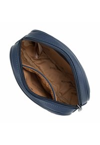 Porta trucco rotondo in pelle blu navy con chiusura a zip. L'interno presenta una fodera beige con nome del brand stampato e una piccola tasca interna.