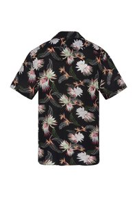 Korte mouwen shirt van zwarte stof met een kleurrijk bloemenpatroon met grote witte en rode bloemen en groene bladeren.