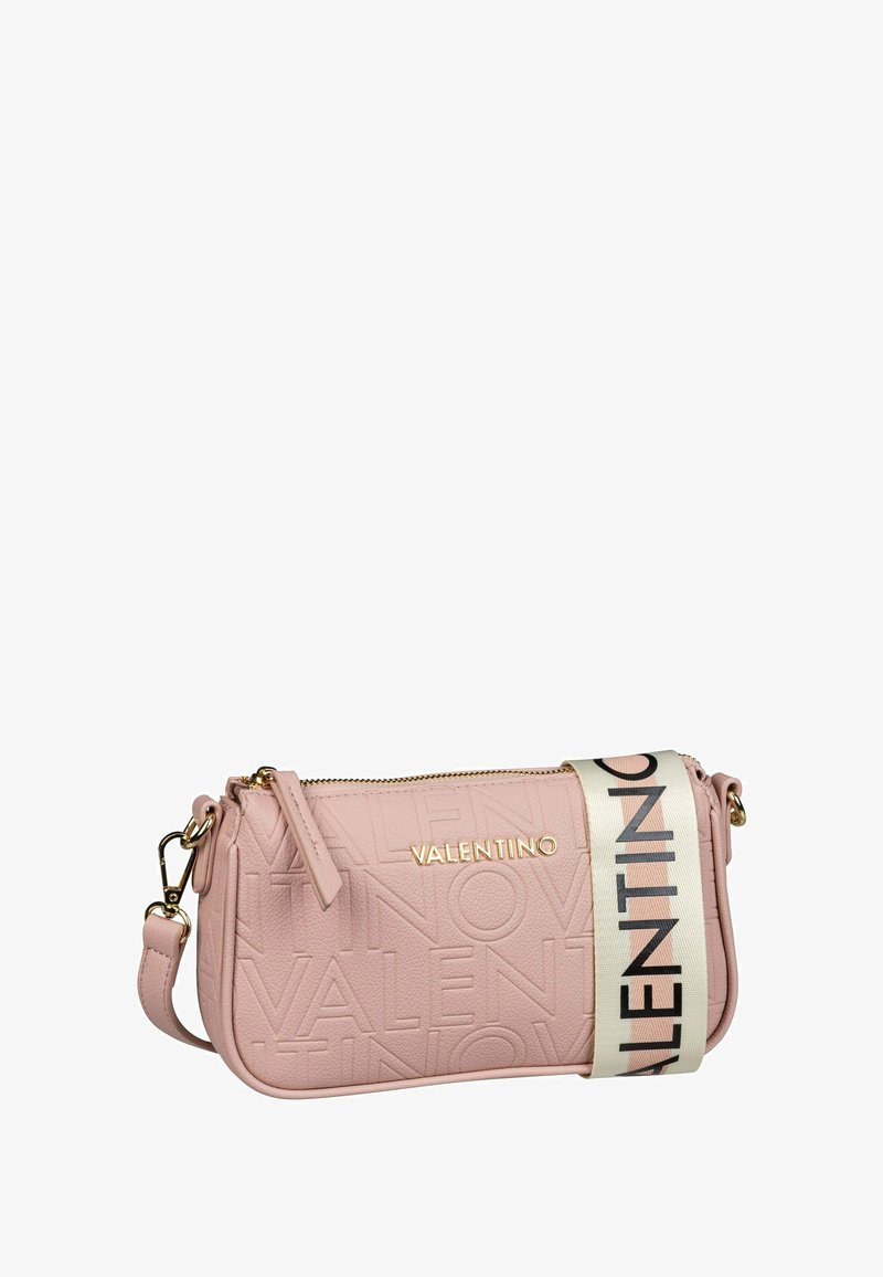 Rosa Leder-Crossbody-Tasche mit geprägt geprägtem Logo-Design, goldfarbenen Beschlägen und einem kontrastierenden Riemen mit dem Markennamen in schwarzer Schrift.