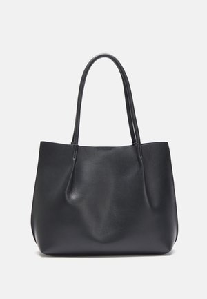 Schwarze Leder-Tote-Bag mit langen Griffen, glatter Textur und leicht geschwungenem Körper, dargestellt vor einem einfachen hellen Hintergrund.