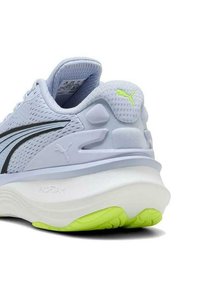 Zapatilla deportiva azul claro con parte superior de malla, acentos negros y suela vibrante verde. Presenta un collar acolchado y un diseño ligero para mayor comodidad.
