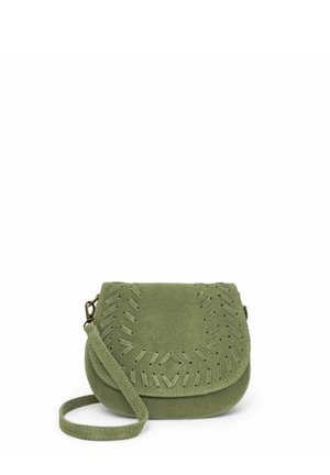 Petit sac bandoulière en daim vert olive avec motif découpé tissé sur le rabat et sangle réglable, posé sur un fond blanc.