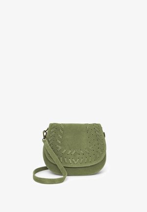 Petit sac bandoulière en daim vert olive avec motif découpé tissé sur le rabat et sangle réglable, posé sur un fond blanc.