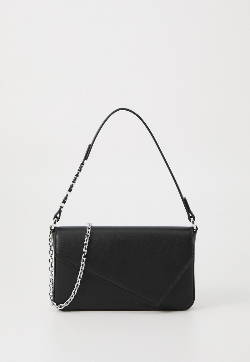 Pochette en cuir noir avec un design diagonal, bandoulière chaîne argentée et texture lisse. Logo notable et forme minimaliste.