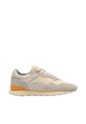 Baskets beige et crème avec panneaux en daim et tissu, fermeture à lacets à l'avant, accent orange au talon et semelle rembourrée conçue pour un usage décontracté.