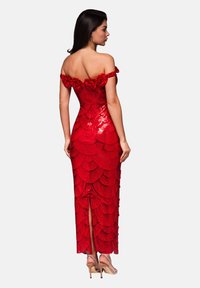 Rotes Pailletten-Abendkleid mit schulterfreien, floralen Akzenten, taillierter Silhouette und Schlitzdetail am Rücken, ausgestattet mit einem strukturierten Schuppenmuster.