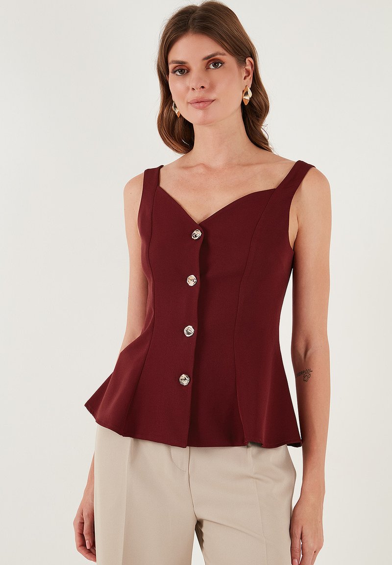 Bordo peplum top s dekolteom u obliku srca, širokim trakama i pet ukrasnih srebrnih dugmadi sprijeda. Glatka tekstura tkanine.