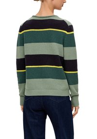 Gestreifter Pullover in Grün, Dunkelgrün, Marineblau und Gelb, Stricktextur, Rundhalsausschnitt, lange Ärmel, gerippter Saum, lässige Passform.