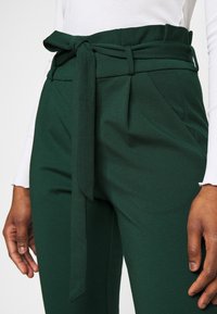 Vero Moda Petite VMEVA PAPERBAG - Calças - pine grove